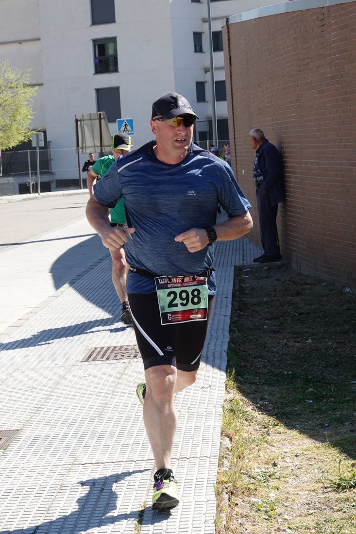 A algunos participantes parece que los 10 kilómetros del reccorido de la prueba de fondo de Loja se les hace leve a tenor de sus sonrisas y buen rollo. Otros en cambio parecen sufrir más o simplemente se concentran para disfrutar de la carrera.