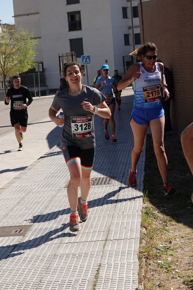 A algunos participantes parece que los 10 kilómetros del reccorido de la prueba de fondo de Loja se les hace leve a tenor de sus sonrisas y buen rollo. Otros en cambio parecen sufrir más o simplemente se concentran para disfrutar de la carrera.