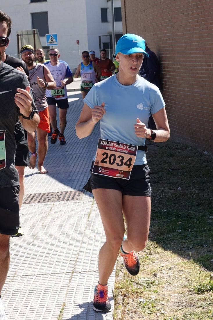 A algunos participantes parece que los 10 kilómetros del reccorido de la prueba de fondo de Loja se les hace leve a tenor de sus sonrisas y buen rollo. Otros en cambio parecen sufrir más o simplemente se concentran para disfrutar de la carrera.