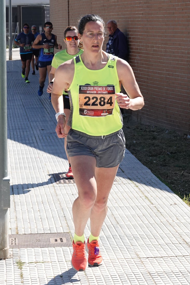 A algunos participantes parece que los 10 kilómetros del reccorido de la prueba de fondo de Loja se les hace leve a tenor de sus sonrisas y buen rollo. Otros en cambio parecen sufrir más o simplemente se concentran para disfrutar de la carrera.