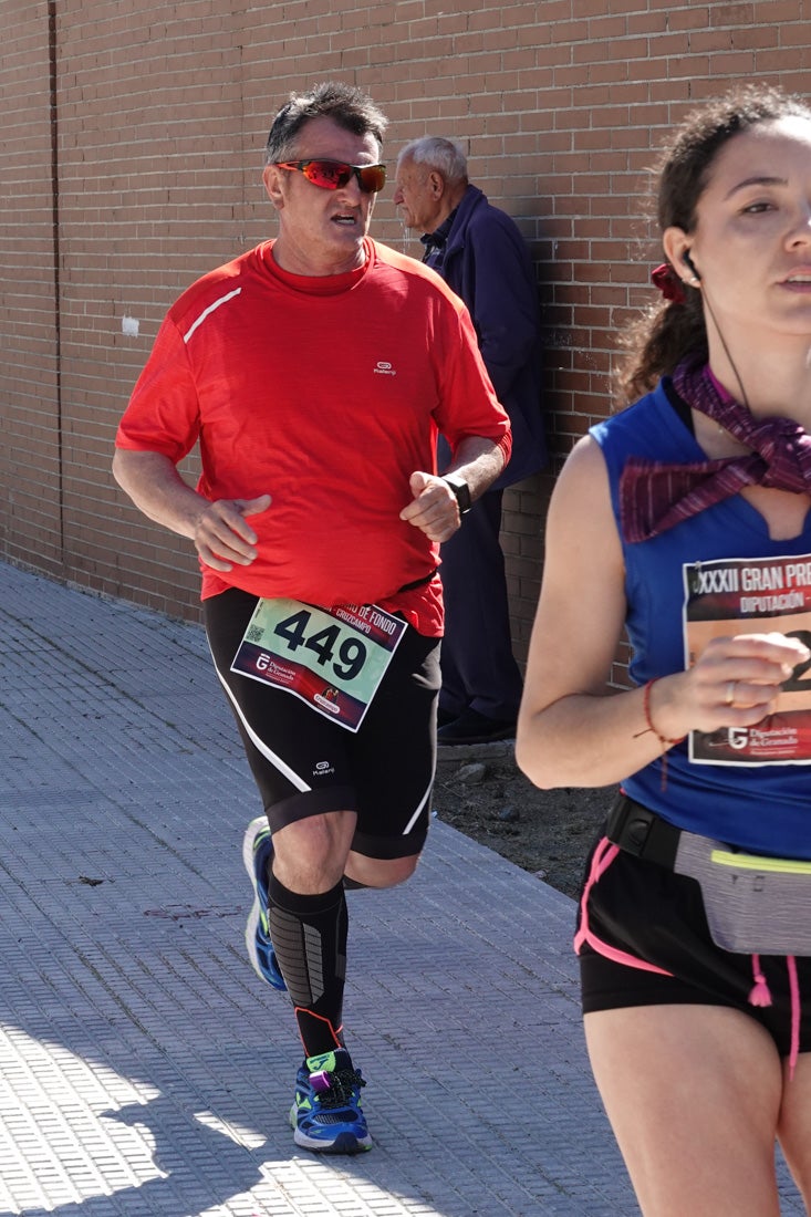 A algunos participantes parece que los 10 kilómetros del reccorido de la prueba de fondo de Loja se les hace leve a tenor de sus sonrisas y buen rollo. Otros en cambio parecen sufrir más o simplemente se concentran para disfrutar de la carrera.