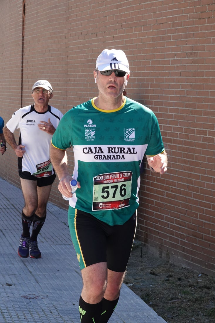 A algunos participantes parece que los 10 kilómetros del reccorido de la prueba de fondo de Loja se les hace leve a tenor de sus sonrisas y buen rollo. Otros en cambio parecen sufrir más o simplemente se concentran para disfrutar de la carrera.