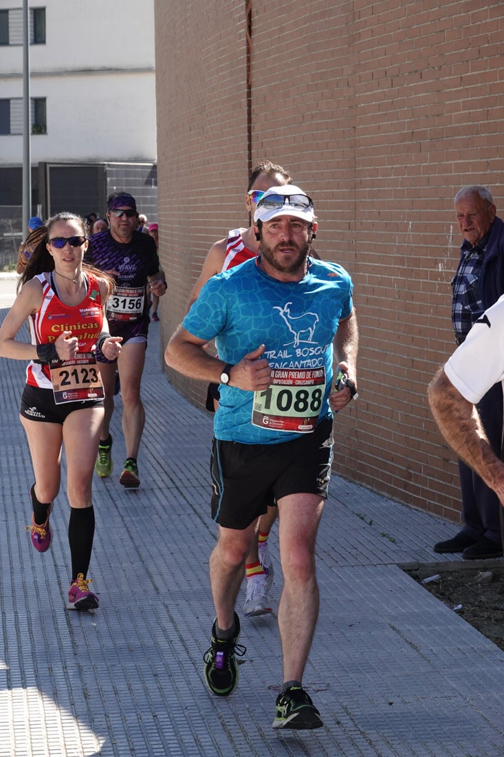 A algunos participantes parece que los 10 kilómetros del reccorido de la prueba de fondo de Loja se les hace leve a tenor de sus sonrisas y buen rollo. Otros en cambio parecen sufrir más o simplemente se concentran para disfrutar de la carrera.