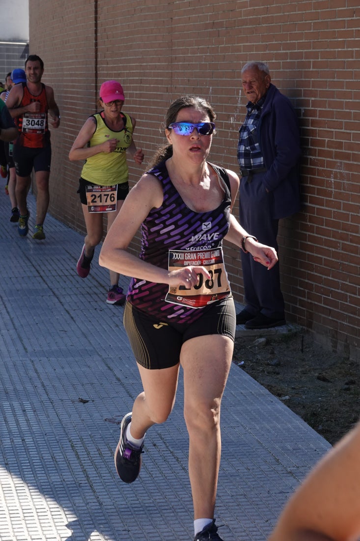 A algunos participantes parece que los 10 kilómetros del reccorido de la prueba de fondo de Loja se les hace leve a tenor de sus sonrisas y buen rollo. Otros en cambio parecen sufrir más o simplemente se concentran para disfrutar de la carrera.