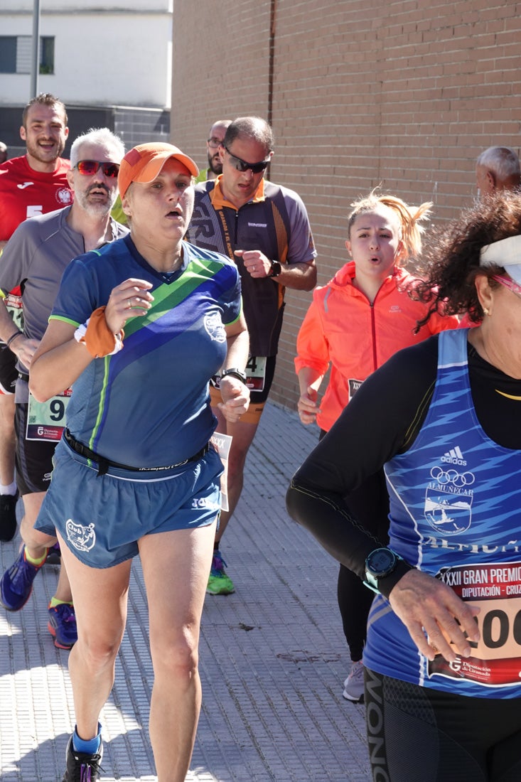 A algunos participantes parece que los 10 kilómetros del reccorido de la prueba de fondo de Loja se les hace leve a tenor de sus sonrisas y buen rollo. Otros en cambio parecen sufrir más o simplemente se concentran para disfrutar de la carrera.