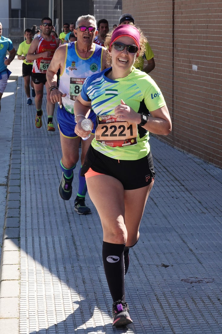 El reguero de atletas es amplio. Las piernas pesan en algunos momentos pero el objetivo de llegar a meta se mantiene. Si has participado en la carrera de fondo de Loja, prueba suerte a ver si te hemos retratado a lo largo del recorrido.