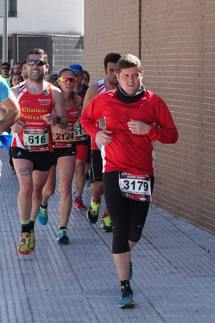 El reguero de atletas es amplio. Las piernas pesan en algunos momentos pero el objetivo de llegar a meta se mantiene. Si has participado en la carrera de fondo de Loja, prueba suerte a ver si te hemos retratado a lo largo del recorrido.