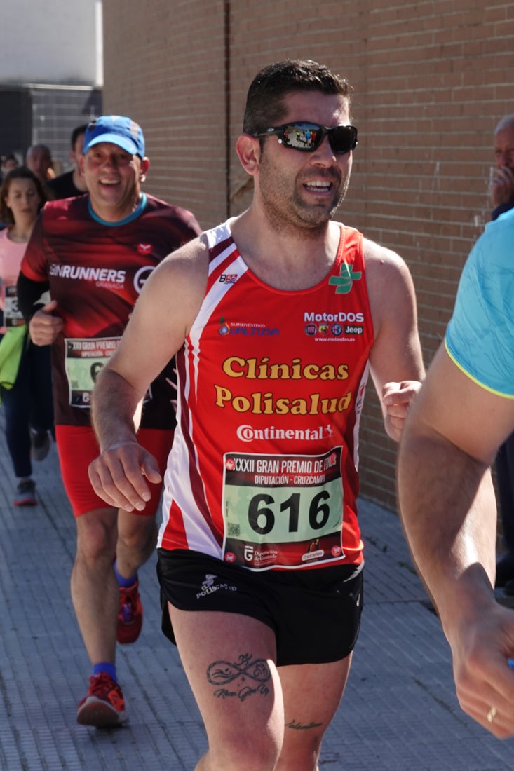 El reguero de atletas es amplio. Las piernas pesan en algunos momentos pero el objetivo de llegar a meta se mantiene. Si has participado en la carrera de fondo de Loja, prueba suerte a ver si te hemos retratado a lo largo del recorrido.