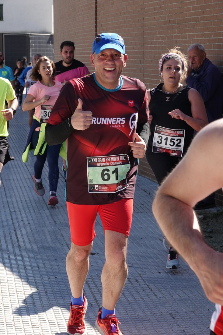 El reguero de atletas es amplio. Las piernas pesan en algunos momentos pero el objetivo de llegar a meta se mantiene. Si has participado en la carrera de fondo de Loja, prueba suerte a ver si te hemos retratado a lo largo del recorrido.