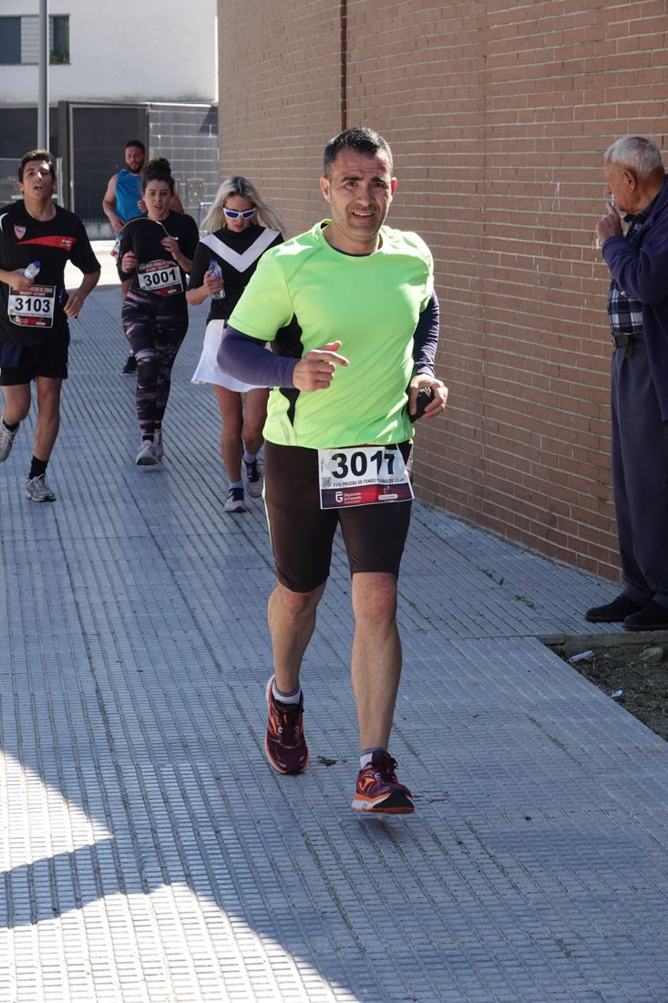 El reguero de atletas es amplio. Las piernas pesan en algunos momentos pero el objetivo de llegar a meta se mantiene. Si has participado en la carrera de fondo de Loja, prueba suerte a ver si te hemos retratado a lo largo del recorrido.