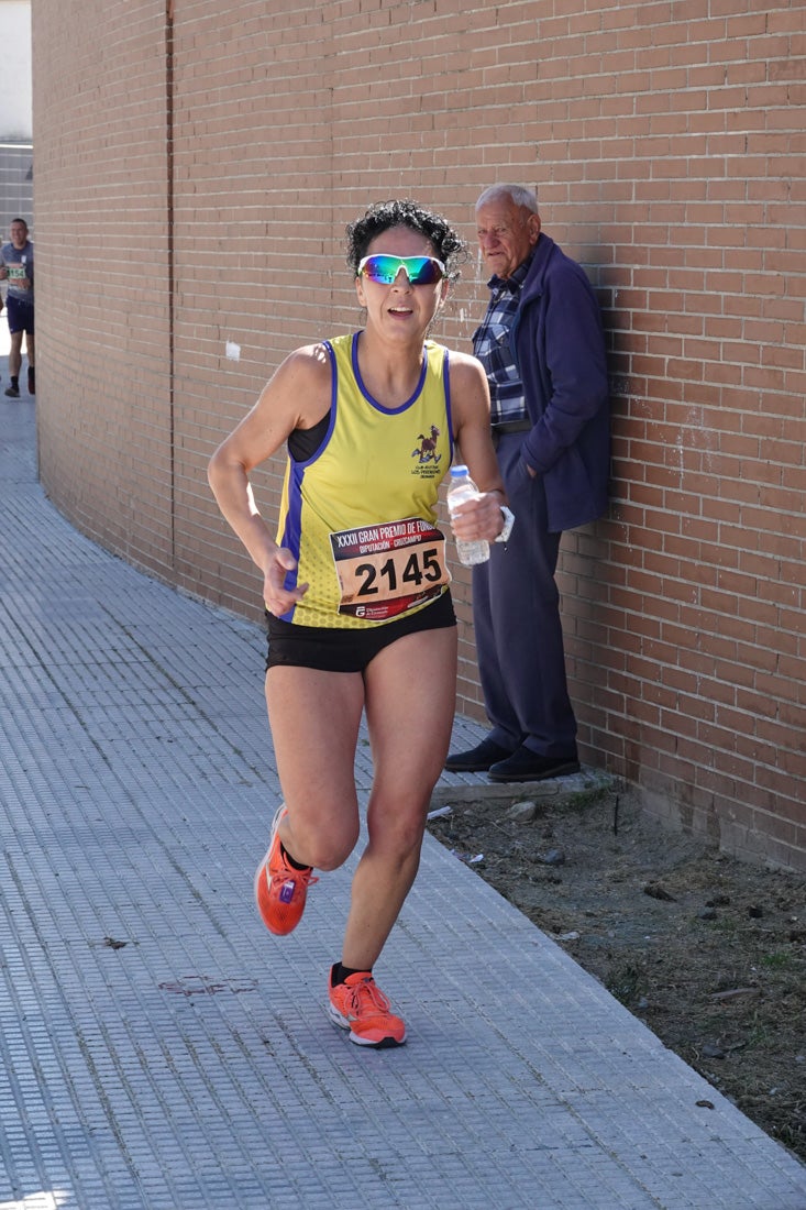 El reguero de atletas es amplio. Las piernas pesan en algunos momentos pero el objetivo de llegar a meta se mantiene. Si has participado en la carrera de fondo de Loja, prueba suerte a ver si te hemos retratado a lo largo del recorrido.