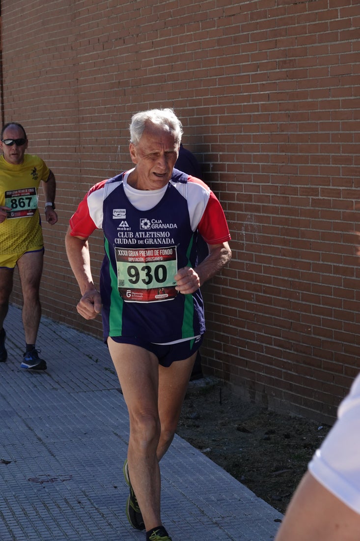 El reguero de atletas es amplio. Las piernas pesan en algunos momentos pero el objetivo de llegar a meta se mantiene. Si has participado en la carrera de fondo de Loja, prueba suerte a ver si te hemos retratado a lo largo del recorrido.