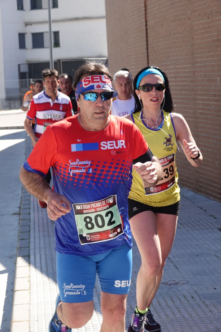 El reguero de atletas es amplio. Las piernas pesan en algunos momentos pero el objetivo de llegar a meta se mantiene. Si has participado en la carrera de fondo de Loja, prueba suerte a ver si te hemos retratado a lo largo del recorrido.