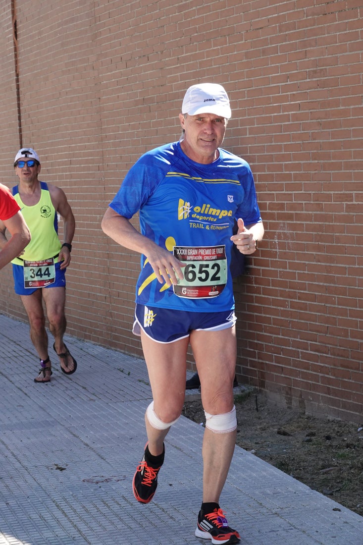 El reguero de atletas es amplio. Las piernas pesan en algunos momentos pero el objetivo de llegar a meta se mantiene. Si has participado en la carrera de fondo de Loja, prueba suerte a ver si te hemos retratado a lo largo del recorrido.