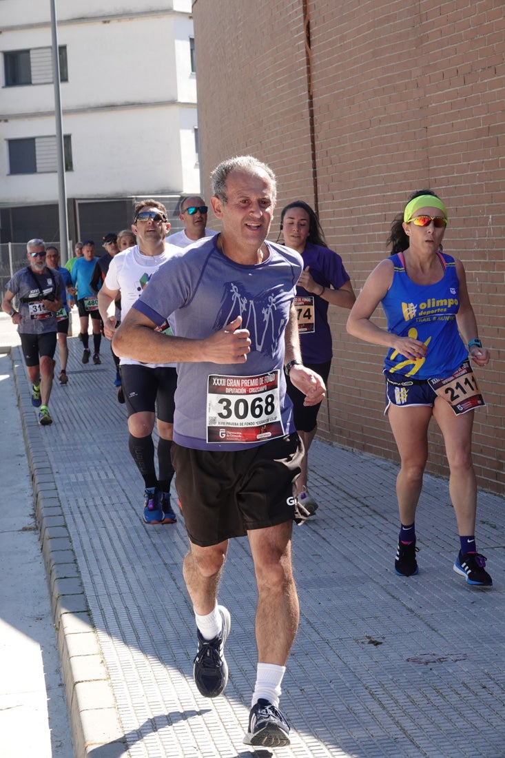 El reguero de atletas es amplio. Las piernas pesan en algunos momentos pero el objetivo de llegar a meta se mantiene. Si has participado en la carrera de fondo de Loja, prueba suerte a ver si te hemos retratado a lo largo del recorrido.