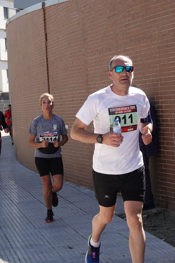 El reguero de atletas es amplio. Las piernas pesan en algunos momentos pero el objetivo de llegar a meta se mantiene. Si has participado en la carrera de fondo de Loja, prueba suerte a ver si te hemos retratado a lo largo del recorrido.