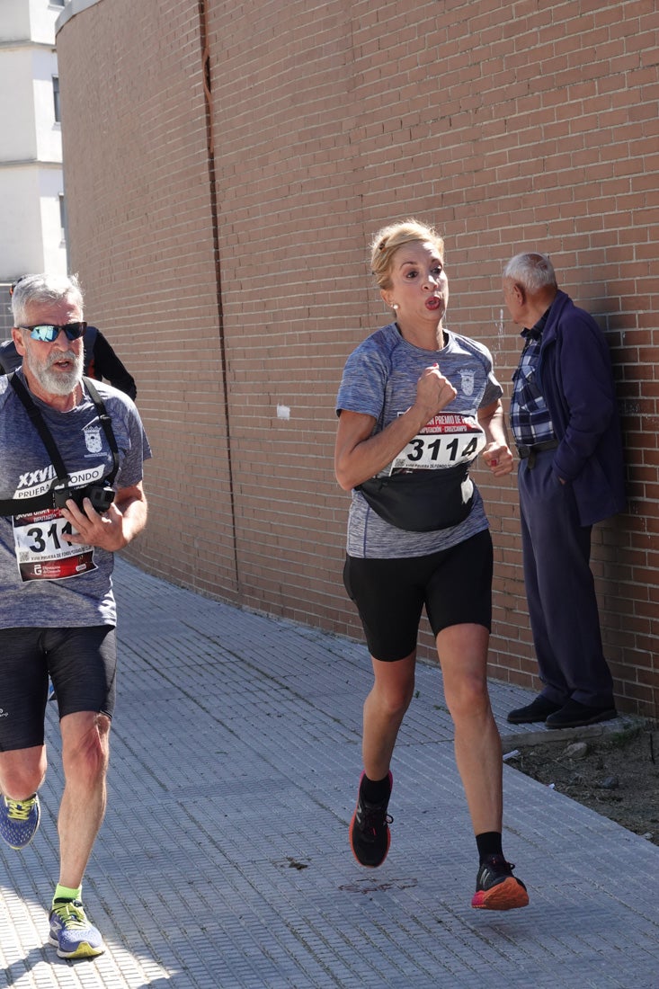 El reguero de atletas es amplio. Las piernas pesan en algunos momentos pero el objetivo de llegar a meta se mantiene. Si has participado en la carrera de fondo de Loja, prueba suerte a ver si te hemos retratado a lo largo del recorrido.