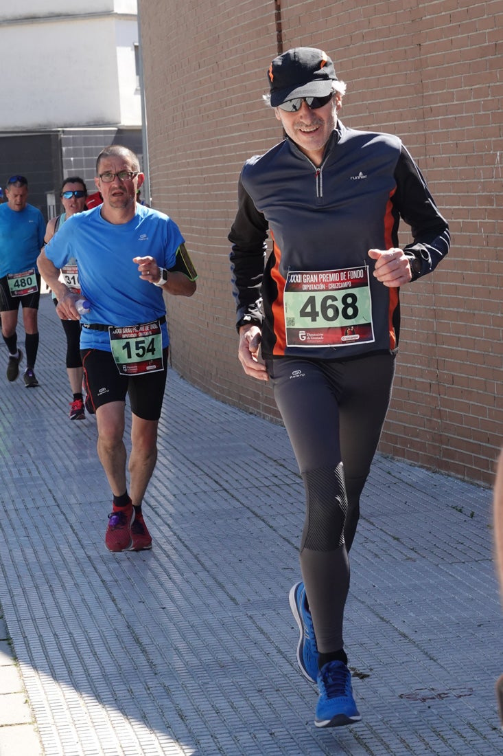 El reguero de atletas es amplio. Las piernas pesan en algunos momentos pero el objetivo de llegar a meta se mantiene. Si has participado en la carrera de fondo de Loja, prueba suerte a ver si te hemos retratado a lo largo del recorrido.