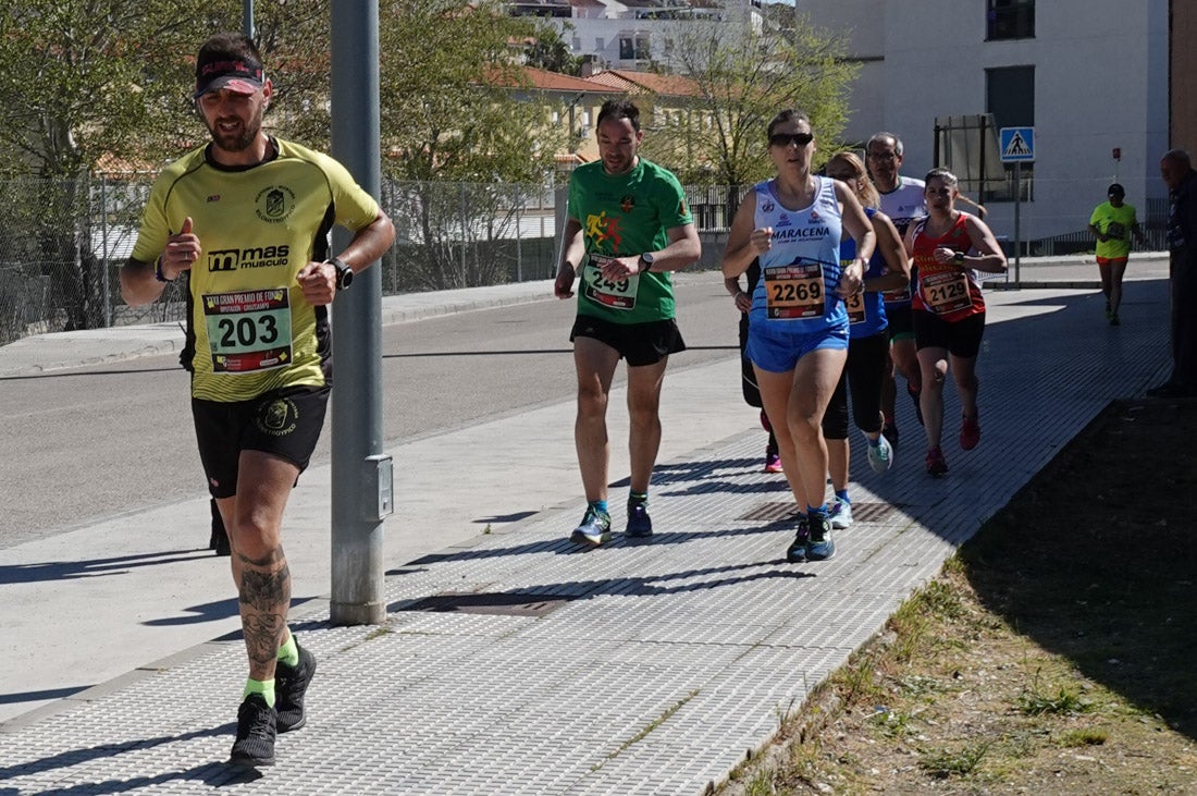 El reguero de atletas es amplio. Las piernas pesan en algunos momentos pero el objetivo de llegar a meta se mantiene. Si has participado en la carrera de fondo de Loja, prueba suerte a ver si te hemos retratado a lo largo del recorrido.