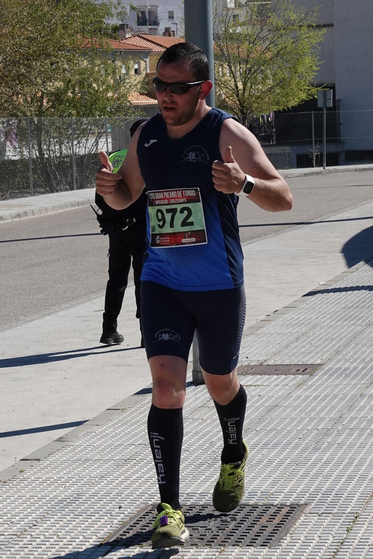 El reguero de atletas es amplio. Las piernas pesan en algunos momentos pero el objetivo de llegar a meta se mantiene. Si has participado en la carrera de fondo de Loja, prueba suerte a ver si te hemos retratado a lo largo del recorrido.