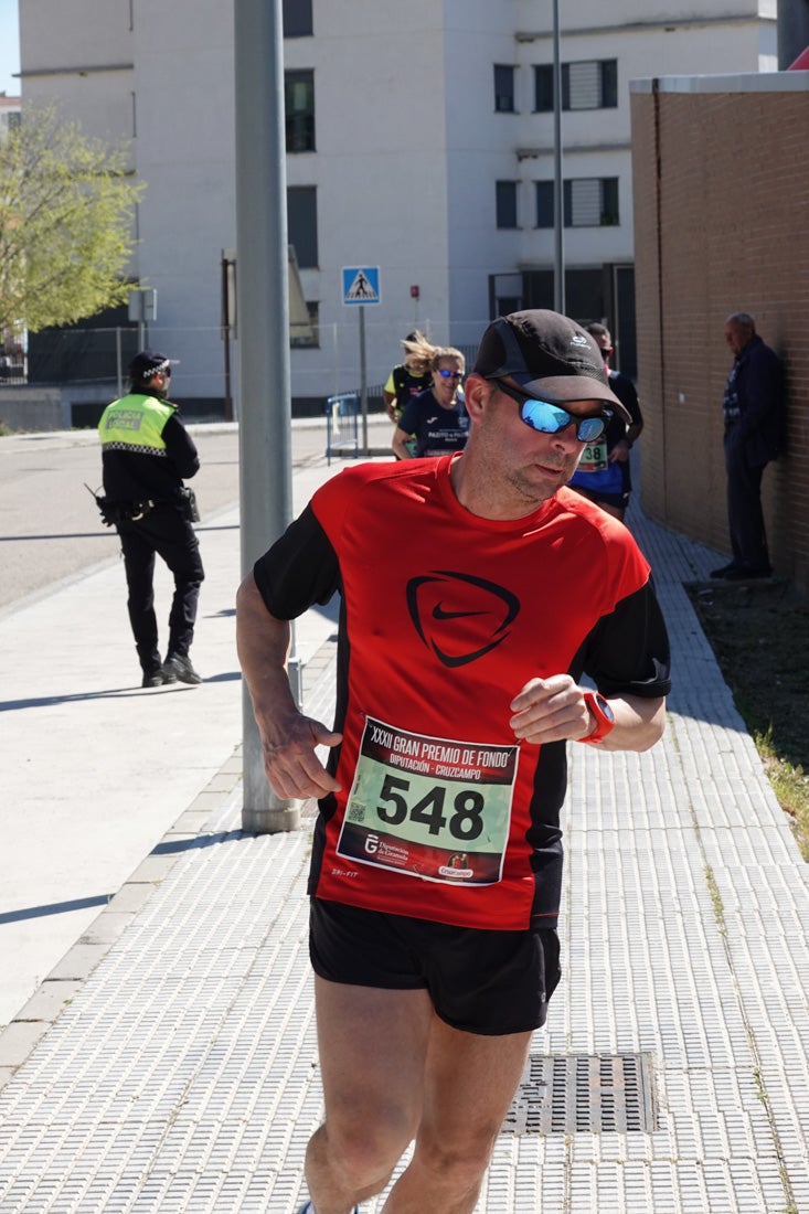 El reguero de atletas es amplio. Las piernas pesan en algunos momentos pero el objetivo de llegar a meta se mantiene. Si has participado en la carrera de fondo de Loja, prueba suerte a ver si te hemos retratado a lo largo del recorrido.