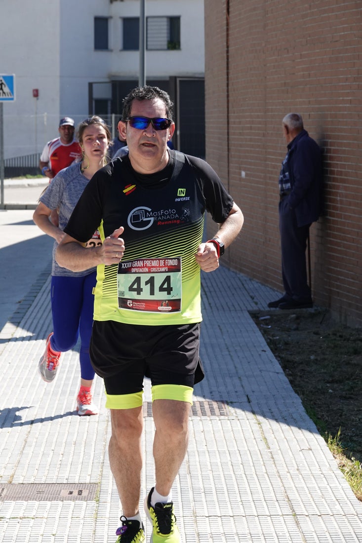 El reguero de atletas es amplio. Las piernas pesan en algunos momentos pero el objetivo de llegar a meta se mantiene. Si has participado en la carrera de fondo de Loja, prueba suerte a ver si te hemos retratado a lo largo del recorrido.