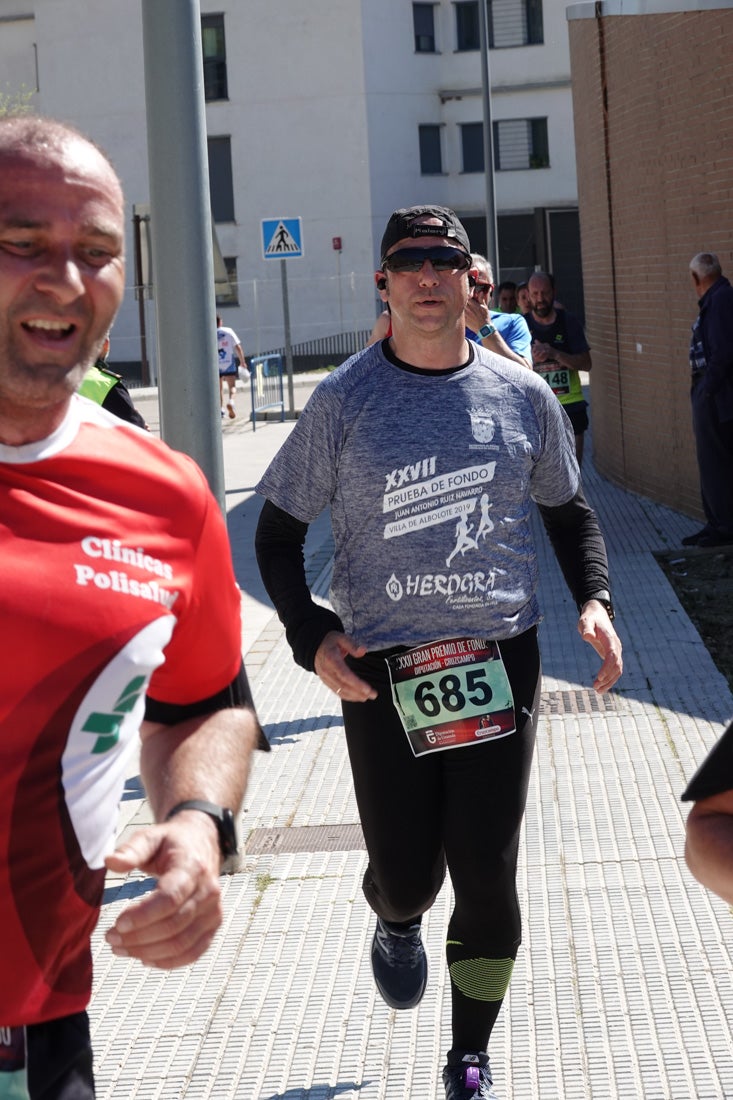 El reguero de atletas es amplio. Las piernas pesan en algunos momentos pero el objetivo de llegar a meta se mantiene. Si has participado en la carrera de fondo de Loja, prueba suerte a ver si te hemos retratado a lo largo del recorrido.