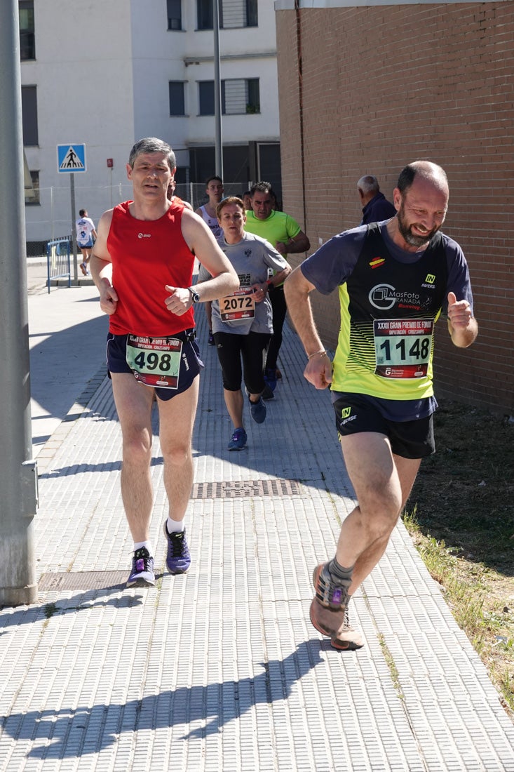 El reguero de atletas es amplio. Las piernas pesan en algunos momentos pero el objetivo de llegar a meta se mantiene. Si has participado en la carrera de fondo de Loja, prueba suerte a ver si te hemos retratado a lo largo del recorrido.