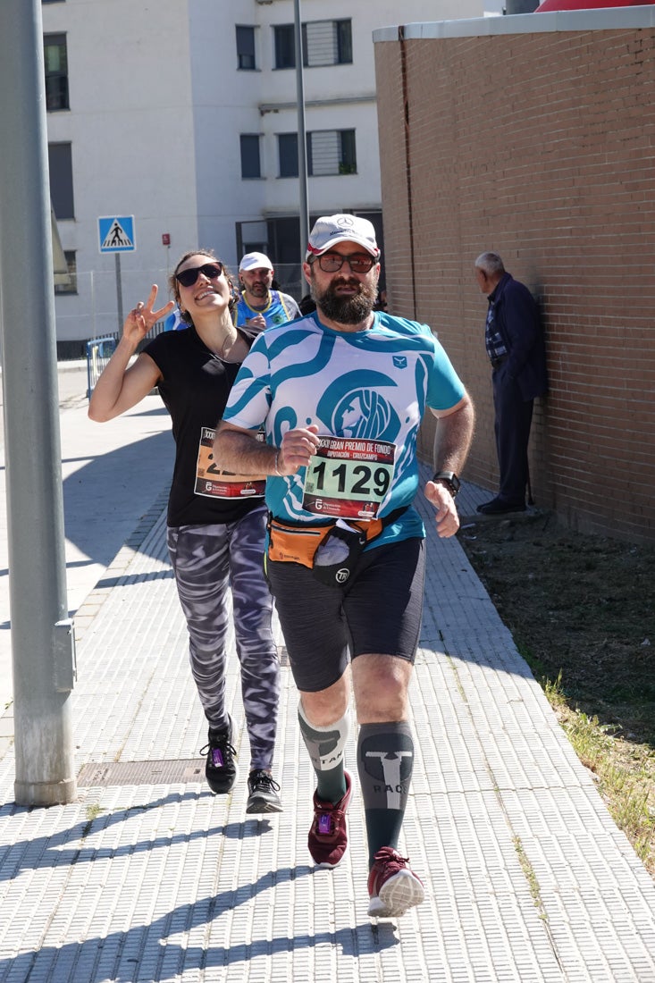 El reguero de atletas es amplio. Las piernas pesan en algunos momentos pero el objetivo de llegar a meta se mantiene. Si has participado en la carrera de fondo de Loja, prueba suerte a ver si te hemos retratado a lo largo del recorrido.