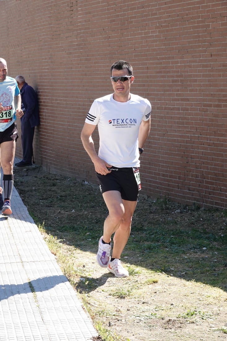 El reguero de atletas es amplio. Las piernas pesan en algunos momentos pero el objetivo de llegar a meta se mantiene. Si has participado en la carrera de fondo de Loja, prueba suerte a ver si te hemos retratado a lo largo del recorrido.