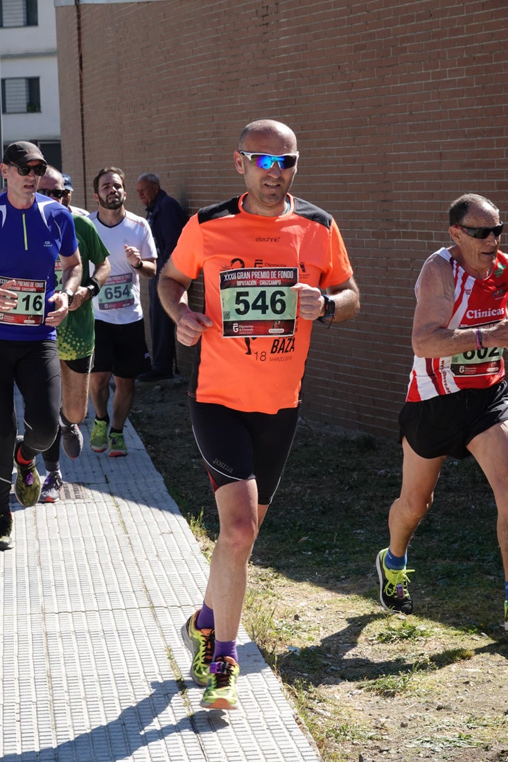 El reguero de atletas es amplio. Las piernas pesan en algunos momentos pero el objetivo de llegar a meta se mantiene. Si has participado en la carrera de fondo de Loja, prueba suerte a ver si te hemos retratado a lo largo del recorrido.