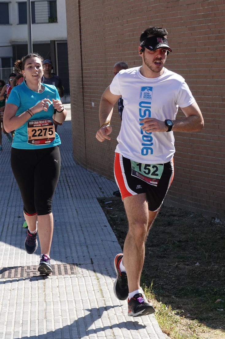 El reguero de atletas es amplio. Las piernas pesan en algunos momentos pero el objetivo de llegar a meta se mantiene. Si has participado en la carrera de fondo de Loja, prueba suerte a ver si te hemos retratado a lo largo del recorrido.