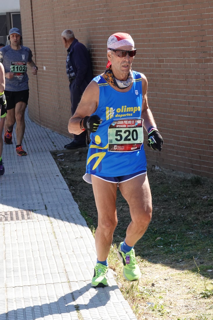 El reguero de atletas es amplio. Las piernas pesan en algunos momentos pero el objetivo de llegar a meta se mantiene. Si has participado en la carrera de fondo de Loja, prueba suerte a ver si te hemos retratado a lo largo del recorrido.