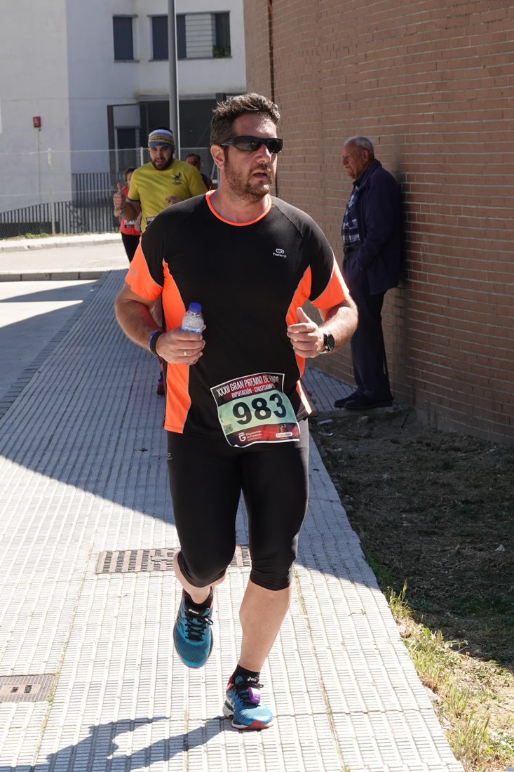 El reguero de atletas es amplio. Las piernas pesan en algunos momentos pero el objetivo de llegar a meta se mantiene. Si has participado en la carrera de fondo de Loja, prueba suerte a ver si te hemos retratado a lo largo del recorrido.