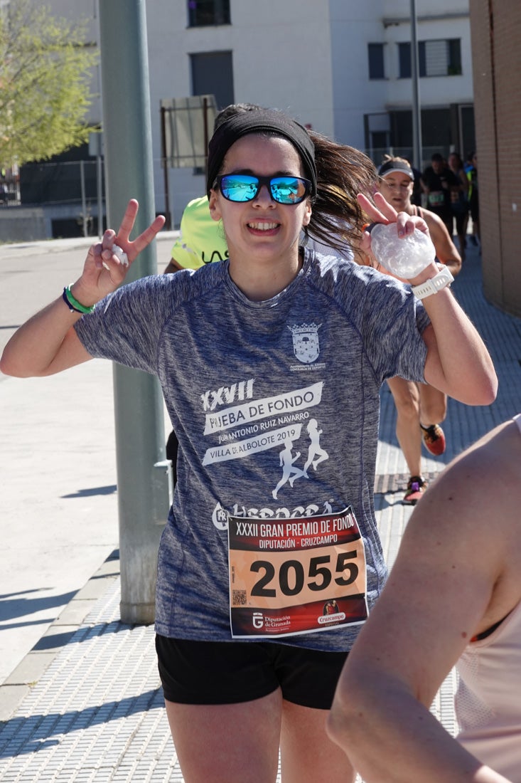 El reguero de atletas es amplio. Las piernas pesan en algunos momentos pero el objetivo de llegar a meta se mantiene. Si has participado en la carrera de fondo de Loja, prueba suerte a ver si te hemos retratado a lo largo del recorrido.