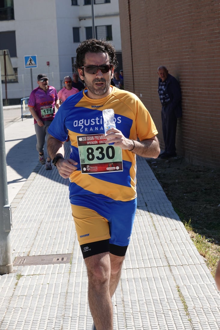 El reguero de atletas es amplio. Las piernas pesan en algunos momentos pero el objetivo de llegar a meta se mantiene. Si has participado en la carrera de fondo de Loja, prueba suerte a ver si te hemos retratado a lo largo del recorrido.