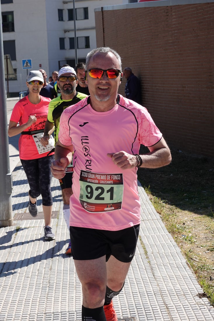 El reguero de atletas es amplio. Las piernas pesan en algunos momentos pero el objetivo de llegar a meta se mantiene. Si has participado en la carrera de fondo de Loja, prueba suerte a ver si te hemos retratado a lo largo del recorrido.