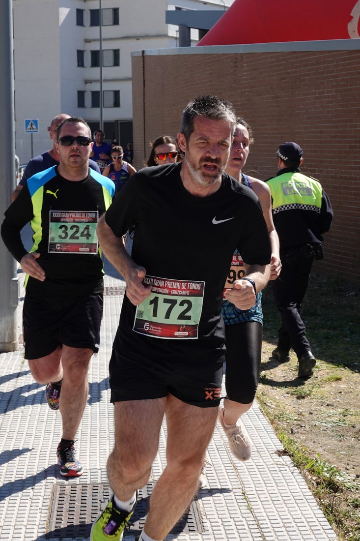 El reguero de atletas es amplio. Las piernas pesan en algunos momentos pero el objetivo de llegar a meta se mantiene. Si has participado en la carrera de fondo de Loja, prueba suerte a ver si te hemos retratado a lo largo del recorrido.