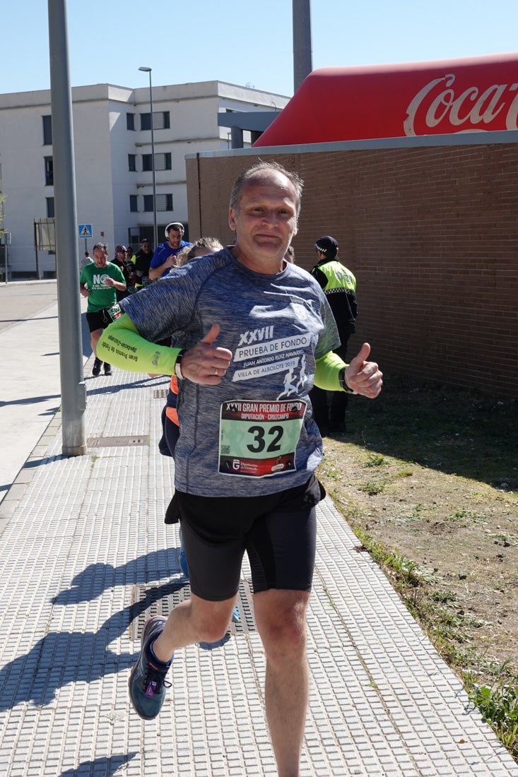 El reguero de atletas es amplio. Las piernas pesan en algunos momentos pero el objetivo de llegar a meta se mantiene. Si has participado en la carrera de fondo de Loja, prueba suerte a ver si te hemos retratado a lo largo del recorrido.