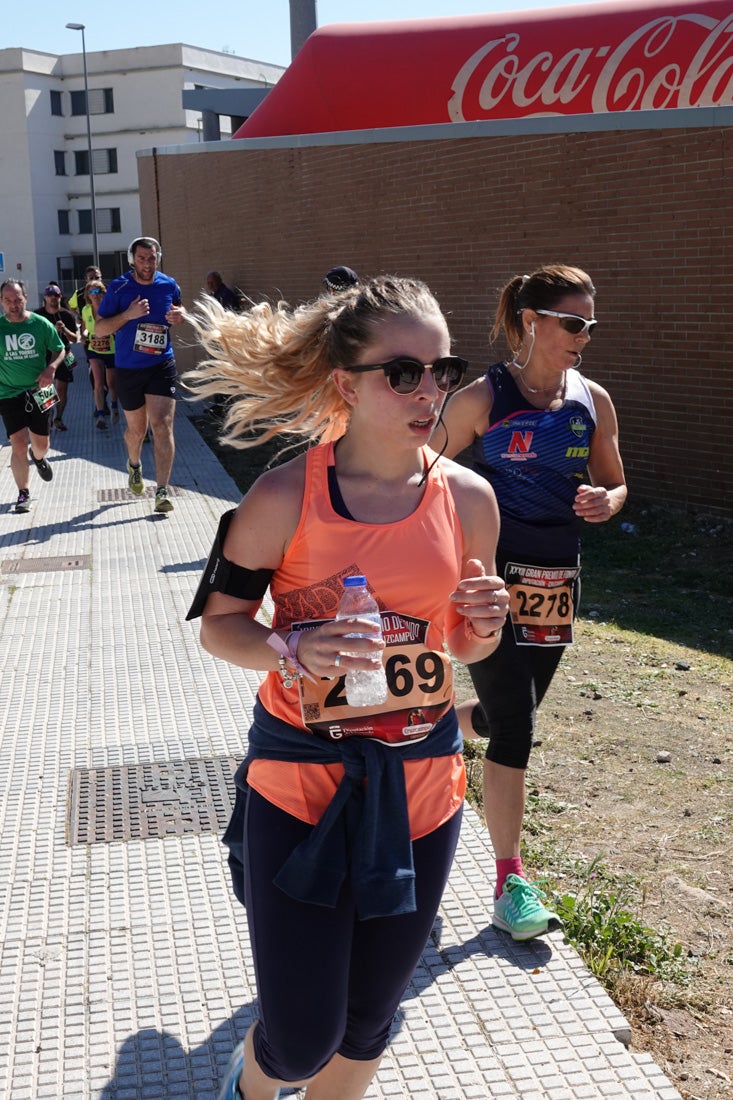 El reguero de atletas es amplio. Las piernas pesan en algunos momentos pero el objetivo de llegar a meta se mantiene. Si has participado en la carrera de fondo de Loja, prueba suerte a ver si te hemos retratado a lo largo del recorrido.