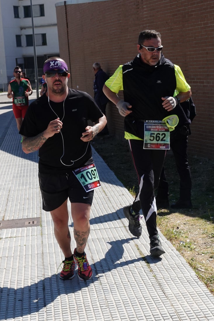 El reguero de atletas es amplio. Las piernas pesan en algunos momentos pero el objetivo de llegar a meta se mantiene. Si has participado en la carrera de fondo de Loja, prueba suerte a ver si te hemos retratado a lo largo del recorrido.