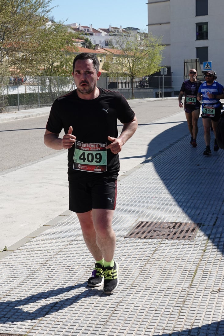 El reguero de atletas es amplio. Las piernas pesan en algunos momentos pero el objetivo de llegar a meta se mantiene. Si has participado en la carrera de fondo de Loja, prueba suerte a ver si te hemos retratado a lo largo del recorrido.