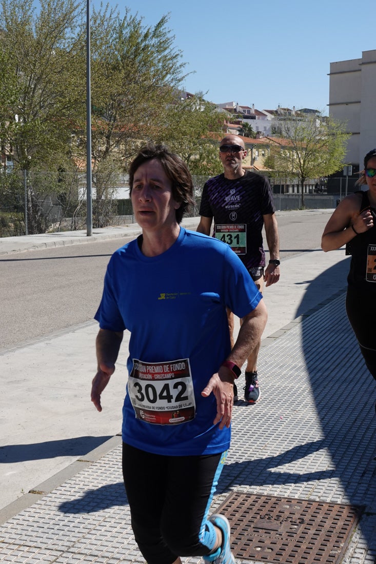 El reguero de atletas es amplio. Las piernas pesan en algunos momentos pero el objetivo de llegar a meta se mantiene. Si has participado en la carrera de fondo de Loja, prueba suerte a ver si te hemos retratado a lo largo del recorrido.