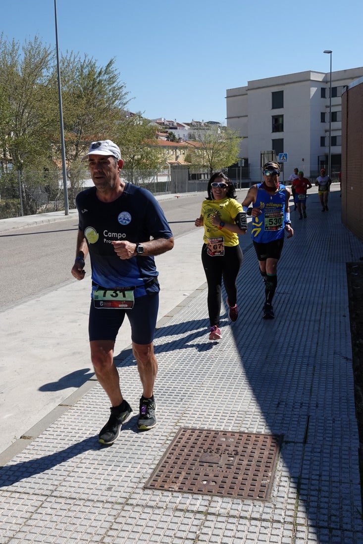 El reguero de atletas es amplio. Las piernas pesan en algunos momentos pero el objetivo de llegar a meta se mantiene. Si has participado en la carrera de fondo de Loja, prueba suerte a ver si te hemos retratado a lo largo del recorrido.