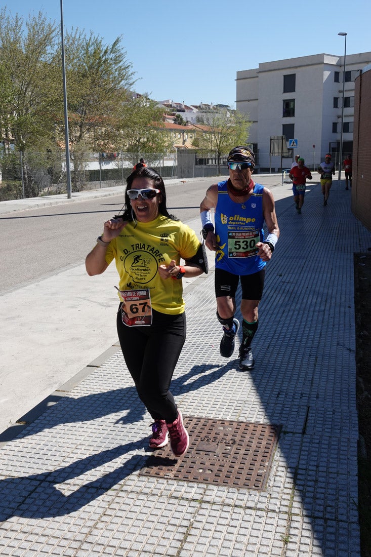 El reguero de atletas es amplio. Las piernas pesan en algunos momentos pero el objetivo de llegar a meta se mantiene. Si has participado en la carrera de fondo de Loja, prueba suerte a ver si te hemos retratado a lo largo del recorrido.