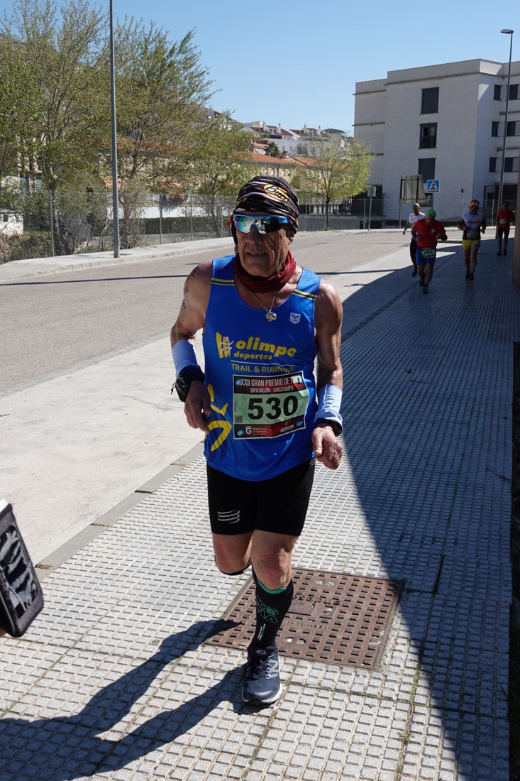 El reguero de atletas es amplio. Las piernas pesan en algunos momentos pero el objetivo de llegar a meta se mantiene. Si has participado en la carrera de fondo de Loja, prueba suerte a ver si te hemos retratado a lo largo del recorrido.