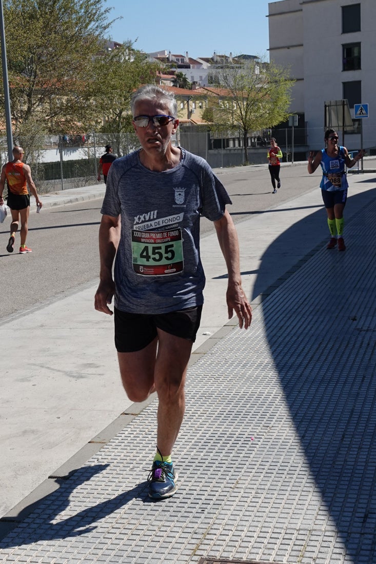 El reguero de atletas es amplio. Las piernas pesan en algunos momentos pero el objetivo de llegar a meta se mantiene. Si has participado en la carrera de fondo de Loja, prueba suerte a ver si te hemos retratado a lo largo del recorrido.