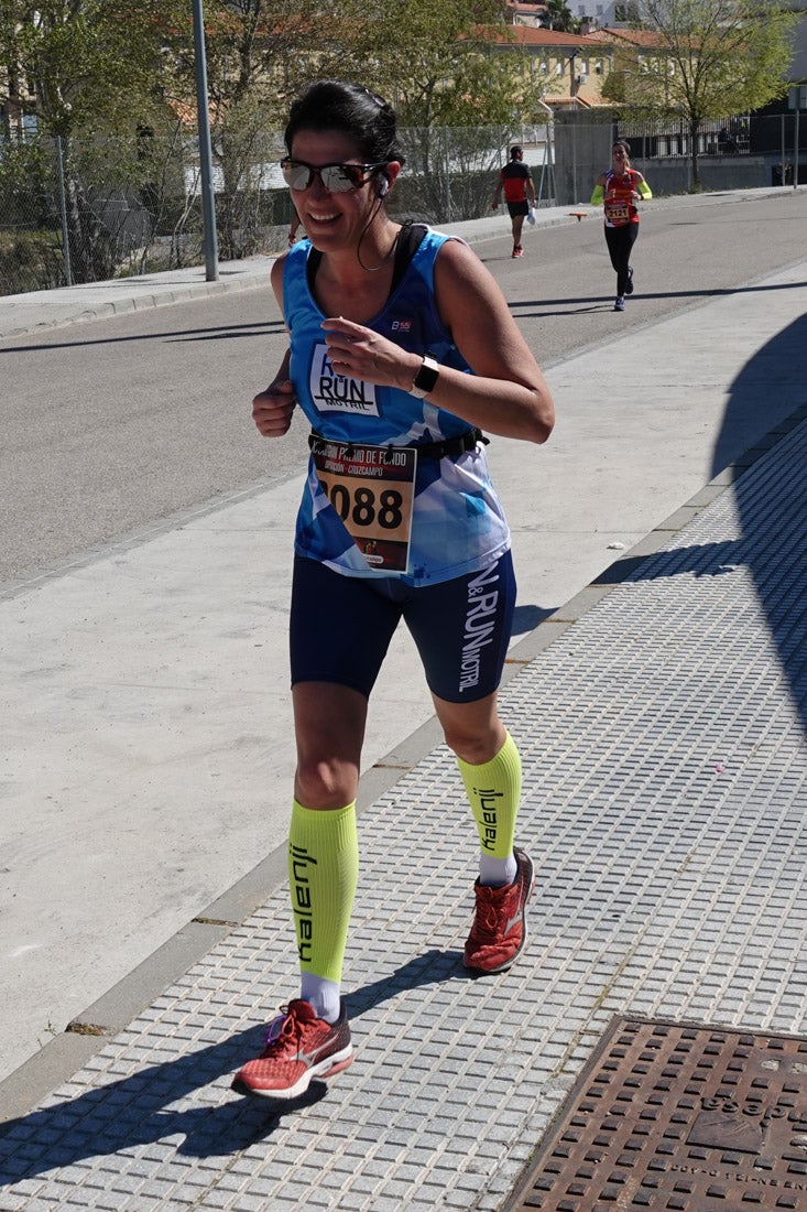 El reguero de atletas es amplio. Las piernas pesan en algunos momentos pero el objetivo de llegar a meta se mantiene. Si has participado en la carrera de fondo de Loja, prueba suerte a ver si te hemos retratado a lo largo del recorrido.