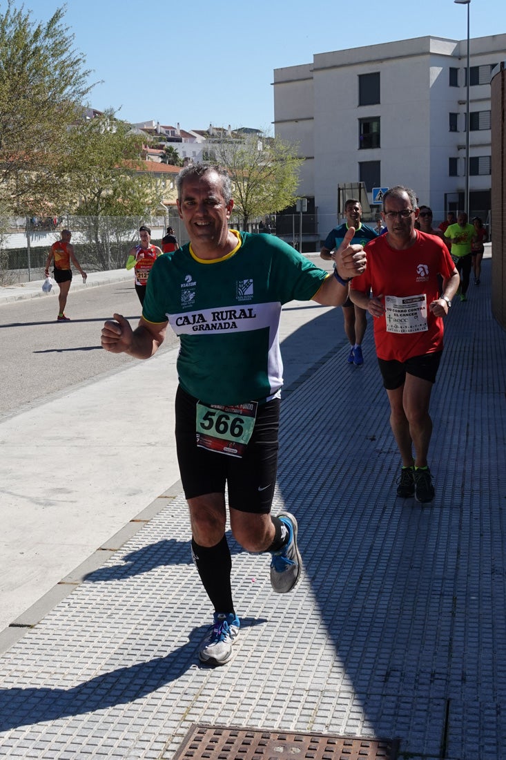 El reguero de atletas es amplio. Las piernas pesan en algunos momentos pero el objetivo de llegar a meta se mantiene. Si has participado en la carrera de fondo de Loja, prueba suerte a ver si te hemos retratado a lo largo del recorrido.