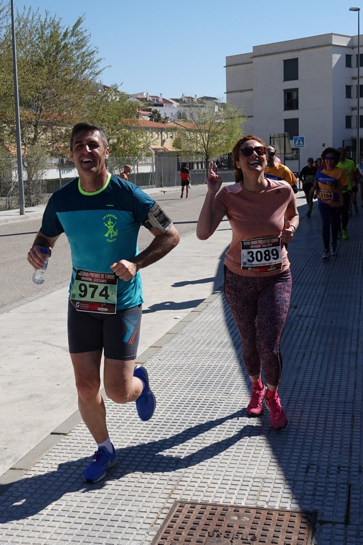 El reguero de atletas es amplio. Las piernas pesan en algunos momentos pero el objetivo de llegar a meta se mantiene. Si has participado en la carrera de fondo de Loja, prueba suerte a ver si te hemos retratado a lo largo del recorrido.